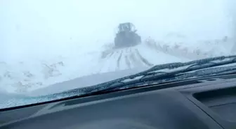 Siirt'te kar ve tipi nedeniyle 8 araç yolda mahsur kaldı