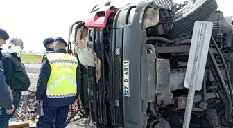 Konya'da elma yüklü kamyon devrildi, 2 kişi yaralandı