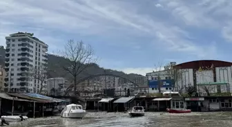 Rize'de Dalgaların Taşıdığı Taşlar Sahil Kesimine Zarar Verdi