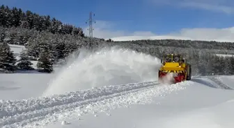 Kars'ta TCDD Görevlileri Karla Mücadele Ediyor