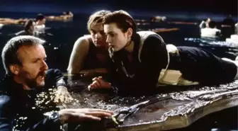 Titanic filmininde Rose'un hayatını kurtaran ikonik tahta kapı, 718 bin dolara satıldı