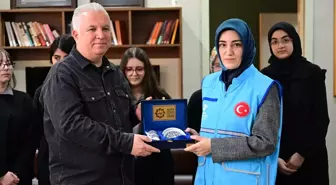 Türkiye Diyanet Vakfı ve İstanbul Müftülüğü, Kütüphane Haftası'nda bir okula kitap hediye etti