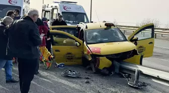 Rize'de cenazeden dönenleri taşıyan taksinin bariyerlere çarpması sonucu 4 kişi yaralandı