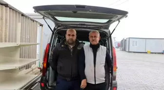 Hatay'da asrın felaketinde iş yeri yıkılan Hakan Mutlu, seyyar berberlik yaparak geçimini sağlıyor