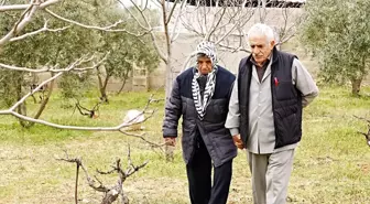 82 Yaşındaki Ahmet Kılavuz, Alzheimer Hastalığındaki Eşine Büyük Destek