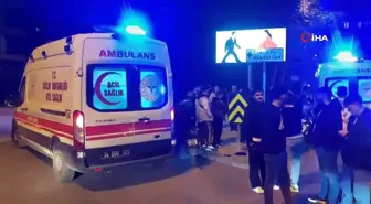 Kadıköy'de şerit değiştirmek isteyen sürücü motosiklete çarptı: 2 yaralı