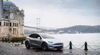 Tesla, tüm kullanıcılarına 1 aylık otonom sürüş hediye ediyor