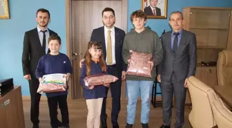 Almus Kaymakamı öğrencilere kitap okuma ödülleri verdi