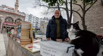 Trabzon'da Kitap Satıcısı İsmail Gürsoy, Bağışlarla Kedilere Yardım Ediyor