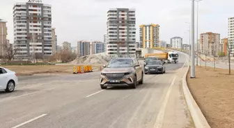 Kayseri Büyükşehir Belediye Başkanı Memduh Büyükkılıç, Togg'u kullanarak yeni yolu açtı