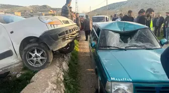 Adıyaman'ın Besni ilçesinde otomobil ile hafif ticari araç çarpışması: 1 yaralı