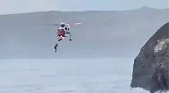 İngiltere'de kurtarma ekipleri, kayalıklarda mahsur kalan adamı kurtardı köpeğini ölüme terk etti