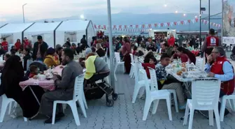 Kızılay Başkanı depremzedelerle iftar sofrasında buluştu