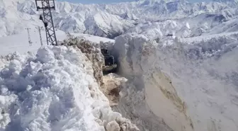 Muş ve Hakkari'de Karla Mücadele Ekipleri Çalışmalarını Sürdürdü