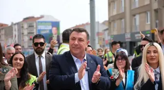 AK Parti Odunpazarı Belediye Başkan Adayı Özkan Alp, Emek Mahallesi'nde Yürüyüş Gerçekleştirdi