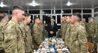 Şanlıurfa Valisi Hasan Şıldak, Suriye sınırında görev yapan Mehmetçik ile iftarda bir araya geldi