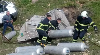 Siirt'te dolu tüplerin bulunduğu kamyonet devrildi, 2 kişi yaralandı