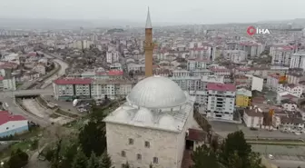 Uçurumun kıyısındaki türbeye ziyaretçi akını