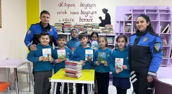 Hakkari'de polis ekipleri okula kitap desteğinde bulundu