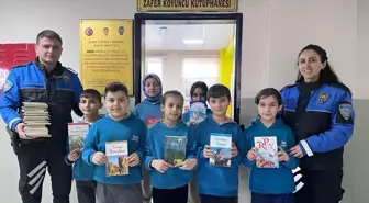 Hakkari'de polis ekipleri okula kitap desteği sağladı