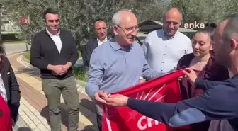 Kılıçdaroğlu'na Türk ve CHP bayrağı verildi