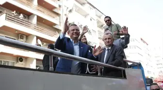 CHP Genel Başkanı Özgür Özel, memleketinde üstü açık otobüsle şehir turu attı
