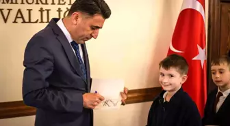 Bilecik Valisi Şefik Aygöl, kitap kurtlarına ödüllerini takdim etti