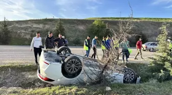 Adıyaman'ın Kahta ilçesinde otomobil şarampole devrildi: 3 yaralı