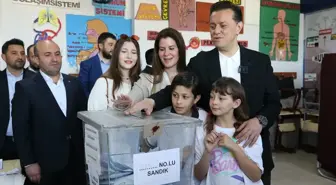 AK Parti Eskişehir Büyükşehir Belediye Başkan Adayı Nebi Hatipoğlu Oy Kullanmak İçin Okula Gitti