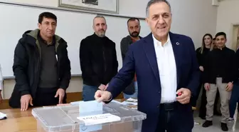 Bingöl Valisi Ahmet Hamdi Usta, Mahalli İdareler Genel Seçimleri için oy kullandı