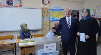 Darıca Belediye Başkanı Muzaffer Bıyık, oy kullandı