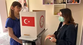 Dünyanın en uzun boylu kadını Rumeysa Gelgi, seyyar sandıkta oy kullandı