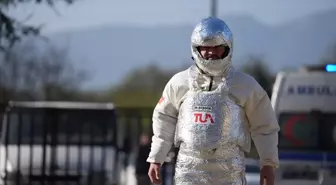 Muay Thai Milli Sporcusu Muhammet Bişgin, Oy Kullanmaya Astronot Kostümüyle Gitti