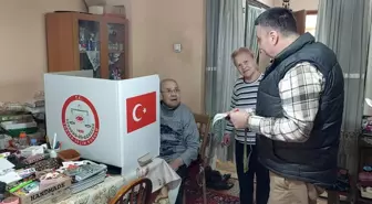 Tekirdağ'da Engelli ve Yaşlılar Seyyar Sandıkla Oy Kullanıyor