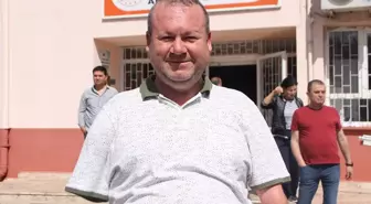 Antalya'da kolları olmayan engelli Bülent Bodur, oy zarfını ağzıyla sandığa attı