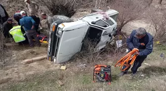 Malatya'da devrilen kamyonetteki 2 kişi yaralandı