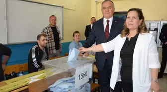MHP Grup Başkanvekili Erkan Akçay, Manisa'da oy kullandı