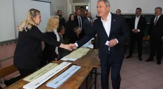 Hulusi Akar ve Memduh Büyükkılıç oy kullandı