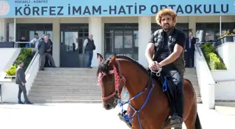 Kocaeli'de bir vatandaş oy kullanmaya atıyla geldi