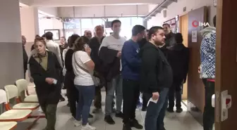 Oyuncu İlker Aksum, oy kullanırken pusulanın katlanmasının zor olduğunu belirtti