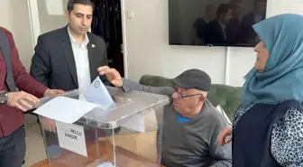 Düzce'de yatağa bağlı ve evde sağlık hizmeti alanlar için oy sandığı evlerine gitti