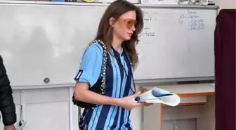 Serenay Sarıkaya, oy kullanmaya Adana Demirspor formasıyla gitti