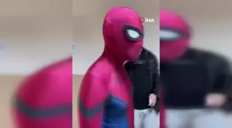 Spiderman Kıyafetiyle Oy Kullanan Genç Büyükçekmece'yi Şaşırttı