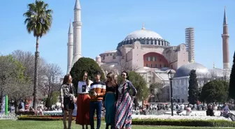 İstanbul'da turistler seçim günü tarihi mekanları doldurdu