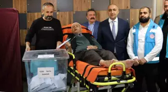 Van'da hastalar sandığa ambulanslarla götürüldü