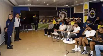 Fenerbahçe Başkanı Ali Koç ve yönetim kurulu futbol takımıyla bir araya geldi