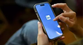 LinkedIn, TikTok tarzı dikey videoların yer aldığı yeni bir video akış özelliği test ediyor