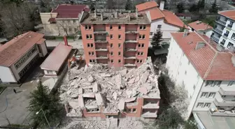 Ankara Çubuk'ta Kent Meydanı Projesi kapsamında eski polis lojmanları yıkılıyor
