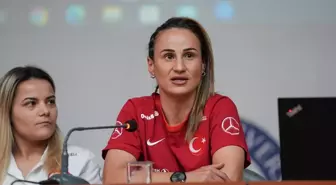 A Milli Kadın Futbol Takımı Türkiye'de Kadın Futbolunun Gelişimi ve Sunduğu Fırsatlar Konulu Panele Katıldı