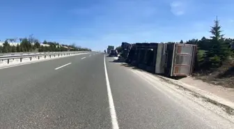 Uşak'ta tır devrildi, bir kişi yaralandı